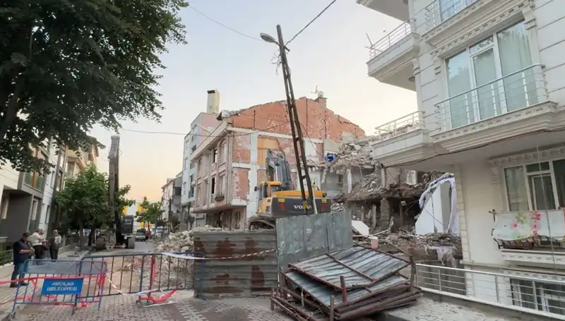 Yıkım Halindeki Binadan Koptu: İki Sokak Karanlıkta Kaldı