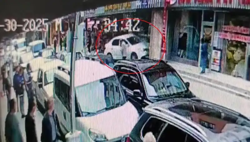 Alkollü Sürücünün Mağazaya Dalması: İki Çocuk Büyük Bir Tehlikeden Kurtuldu