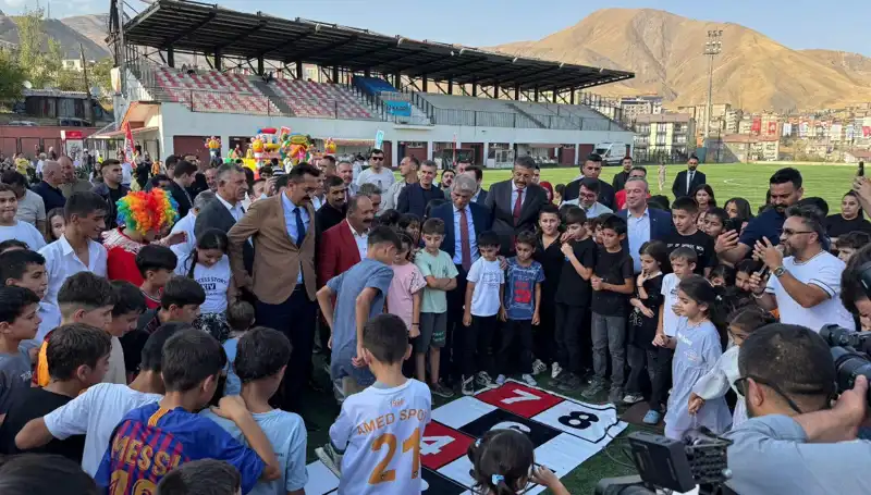 Hakkari'de Rengarenk Anadolu Şenliği Heyecanı Başladı