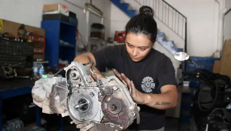 Eşi Çırak Bulamıyordu: Hayriye, 33 Yaşında Motor Ustası Olmayı Başardı
