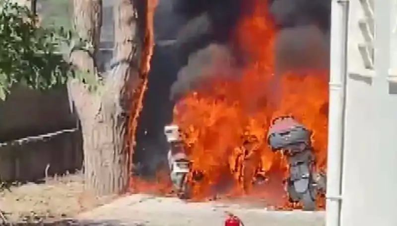 Park Halindeki Motosikletler Alev Alev Yandı, Sebebi Henüz Belirsiz