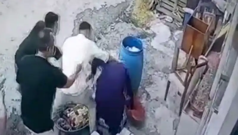 Başakşehir'de Bidon Tartışması: Baba ve Oğul, Kadını Neden Darp Etti?