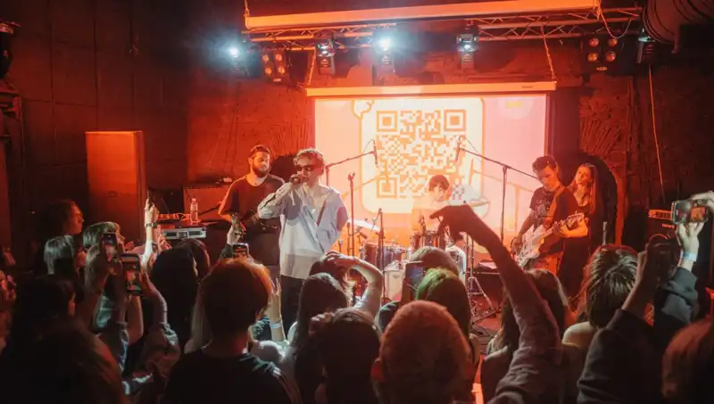 Savaş Ortamında Sanatın Gücü: Şehirde Saldırı ve Konser Aynı Anda!