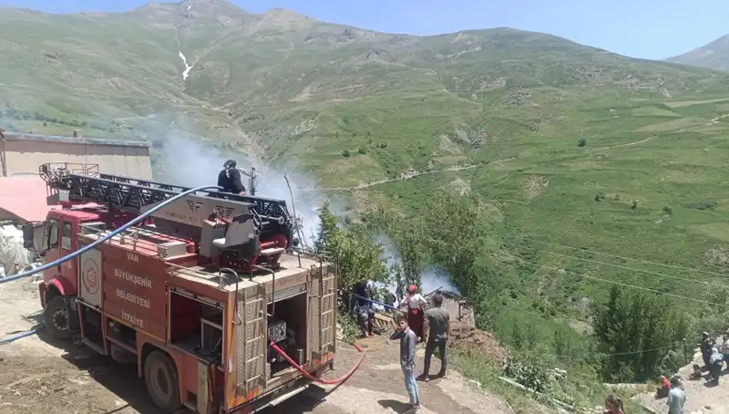 Van'daki Yangında Küçük Bir Can Yandı: Aileleri Derin Bir Yasa Boğdu