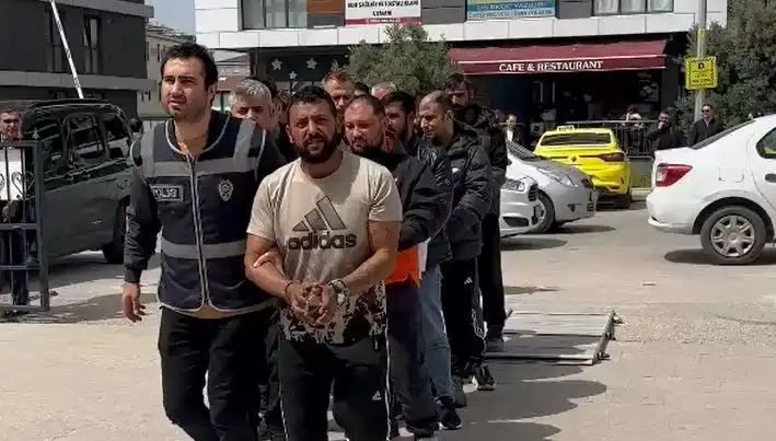 Edirne'de Eş Zamanlı Operasyon: Yedi Firari Kişi Kıskıvrak Yakalandı