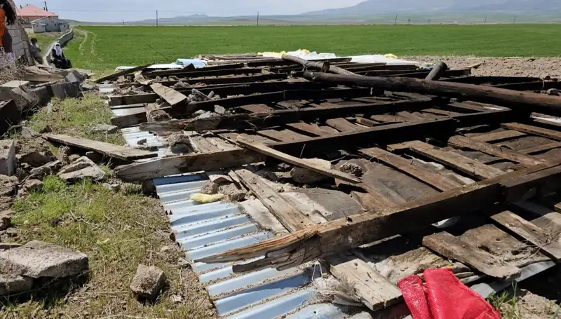 Bitlis'te Fırtına Dehşeti: Çatılar Havada Uçtu, Hayat Durma Noktasına Geldi