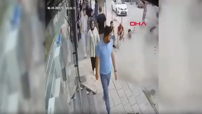 TIR Patlağı Şehirde Panik Yarattı, Vatandaşlar Zıpladı!