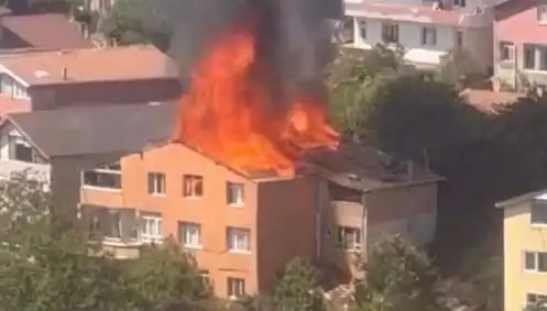 İstanbul'da Yangın Paniği: Dört Kişi Mahsur Kalınca Acil Kurtarma Operasyonu