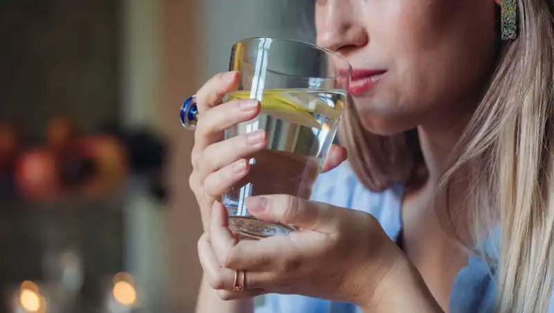 Aç Karnına 1 Litre Su İçmenin Faydaları: Her Sabah Uygulanması Gereken 5 Neden