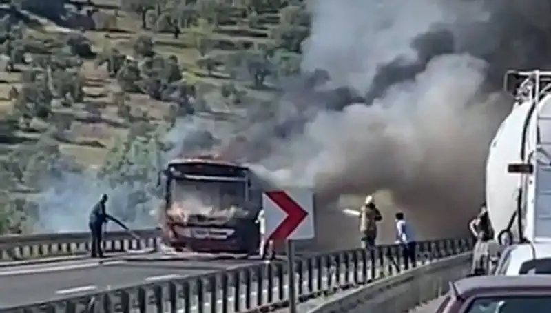 İzmir'de Belediye Otobüsü Yangını, Yolcular Feci Anlar Yaşadı