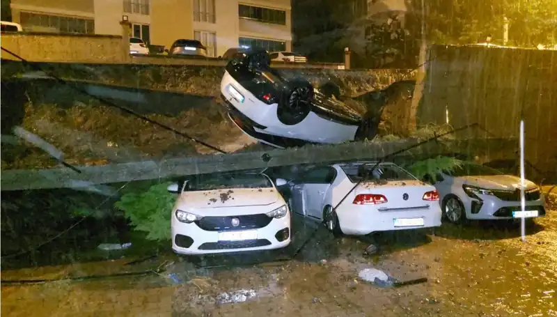 Gökyüzü Karanlık: Şehir Merkezinde Duvar Çözülünce 4 Araç Kayıp Oldu!