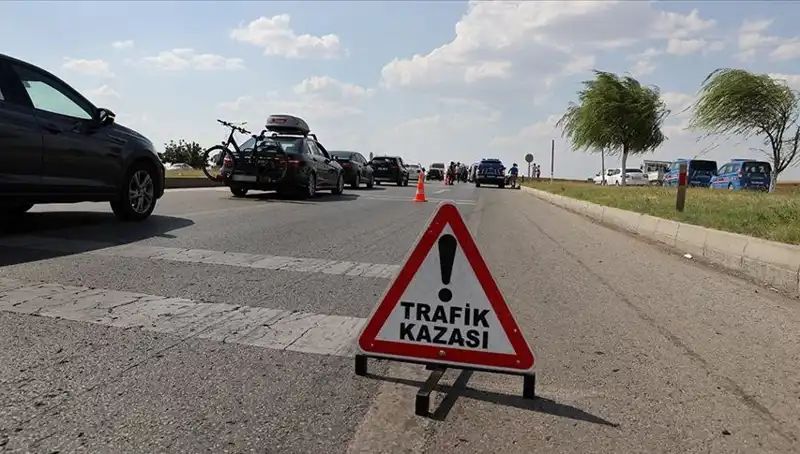 Adana'da Feci Kaza: Kamyon ile Otomobil Çarpıştı, Kayıplar Var!