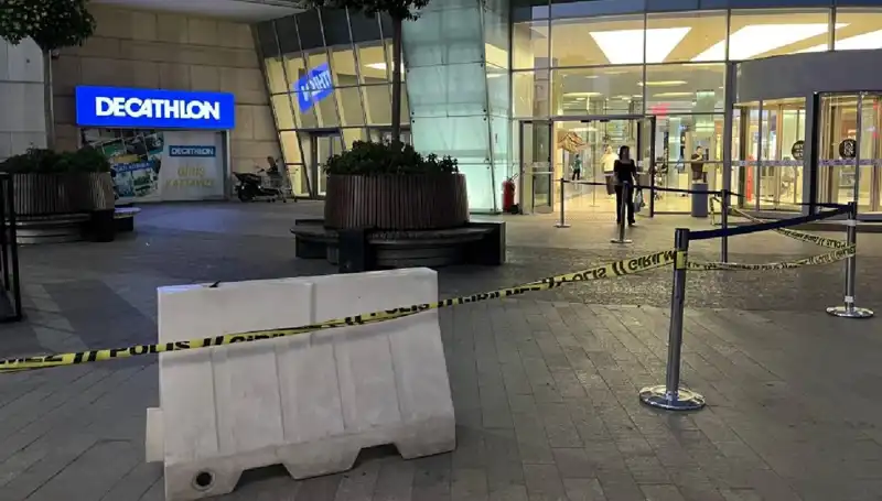 Alışveriş Merkezinin Önünde Çalıntı Araçla Silahlı Saldırı Gerilimi