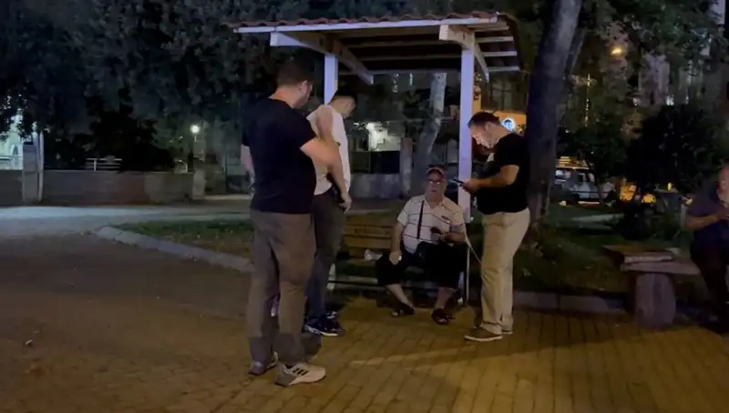 Kısmı Görme Kaybı Olan Adamın Telefonu Cadde Ortasında Çalındı