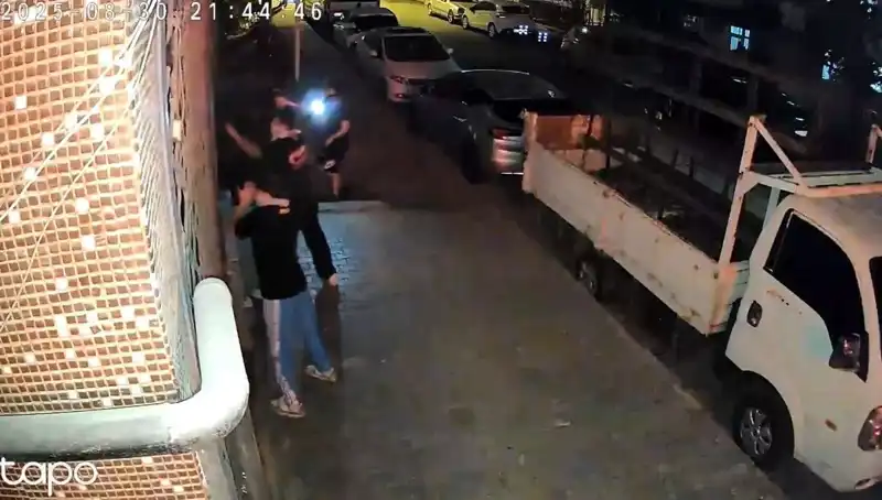 Etek Giydirip Darp Ettiği Gençler: "Abinin Selamı Var" Demesi Yeterli Oldu!