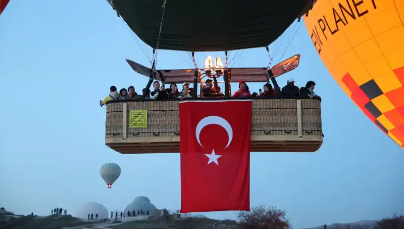 Kapadokya'da 23 Nisan Coşkusu: Balonlar Gökyüzünü Türk Bayraklarıyla Süsledi