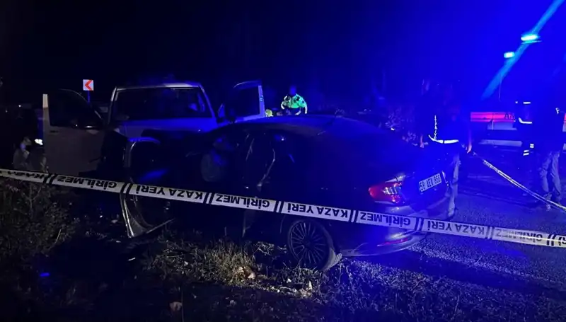 Minibüs Ters Şeritte Sefer Beraberliği: Korkunç Kazada 1 Ölü, 8 Yaralı