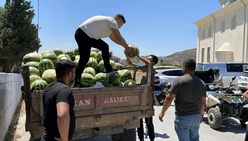 : Karpuzu Dağıtarak Yazı Serinleten İyilik Projesi: Tonlarca Karpuz Ücretsiz