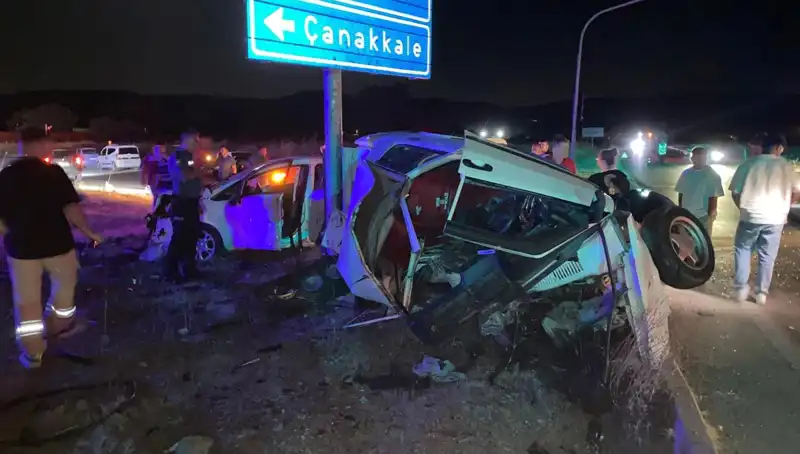 Çanakkale'de İki Otomobil Çarpıştı: Yaralılar Hastaneye Kaldırıldı