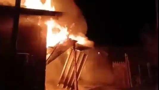 Karabük'te Yangın Alarmı: İki Ev Kül Oldu, Vatandaşlar Şoka Girdi!