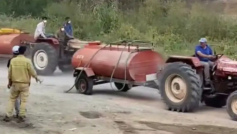 Patlamış Lastiği İle Yangın Söndürmeye Koşan Cesur Kahraman