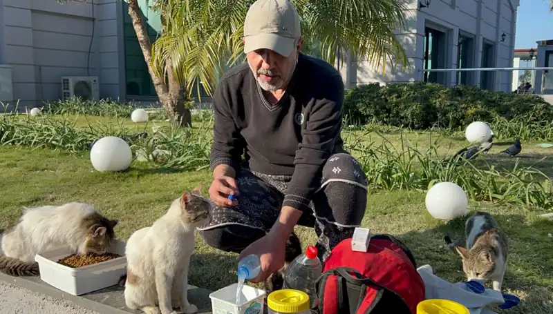 59 Yaşındaki Adamın İnanılmaz Yürüyüş Hikayesi: Eşine Destek Olmak İçin Günde 8 Kilometre Yürüyor