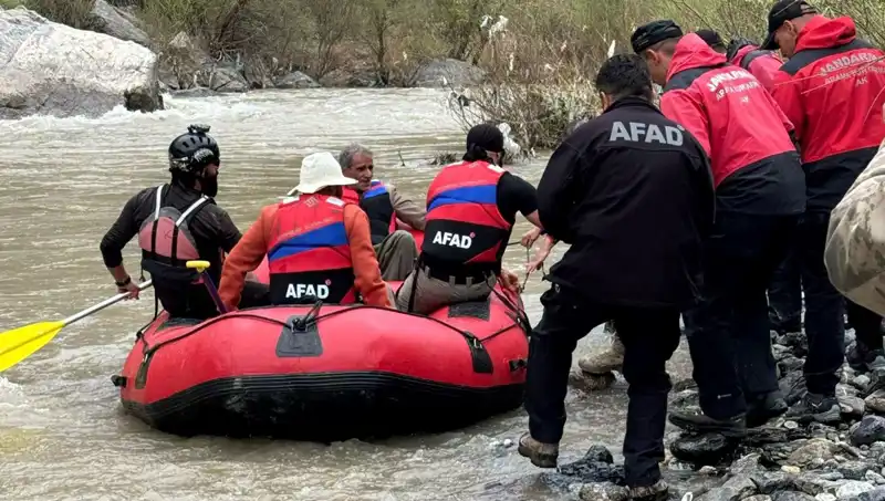 Zap Suyu'nda Mahsur Kalan Dört Kişi Kurtarıldı, İhmal ve Panik Söz Konusu
