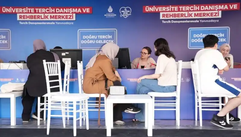 İstanbul'da 24 Noktada "İBB Tercih Danışma ve Rehberlik Merkezi" Açıldı