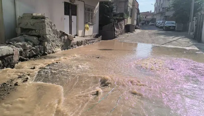 Çarşamba İlçesinde İçme Suyu Hattı Patladı: Çarşı Sular Altında Kaldı