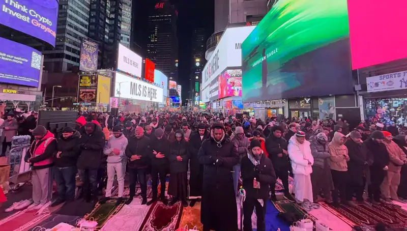 New York Times Meydanı’nda İkisi Dokuz Teravih Namazı Coşkusu!