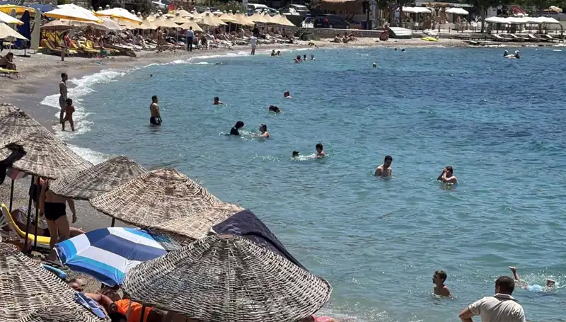 Hava Sıcaklığı 36 Dereceyi Buldu: Sahillerde Akın Akın Kalabalık!