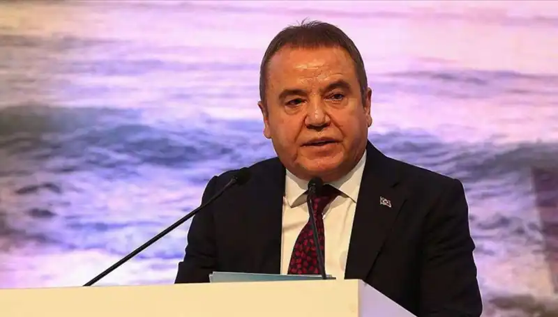 Antalya'nın Parlayan Yıldızı: Muhittin Böcek'in Siyasi Serüveni