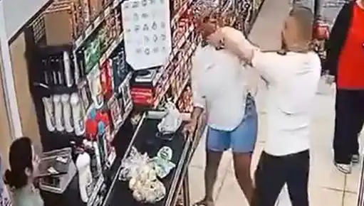 Markette Kasa Sırasında Yaşanan Şok Olay: Çocuk Kaygıyla İzledi