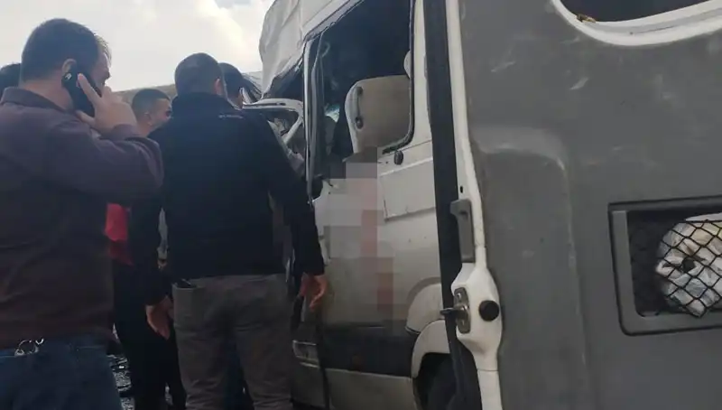 Van'da Minibüs ile Kamyonet Çarpıştı: 6 Can Aldı, 8 Yaralı
