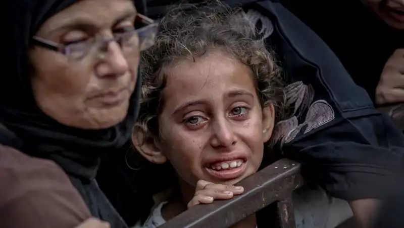 Gazze’de Açlıkla Mücadele: İsrail Askeri Yiyecekleri Toprağa Gömüyor