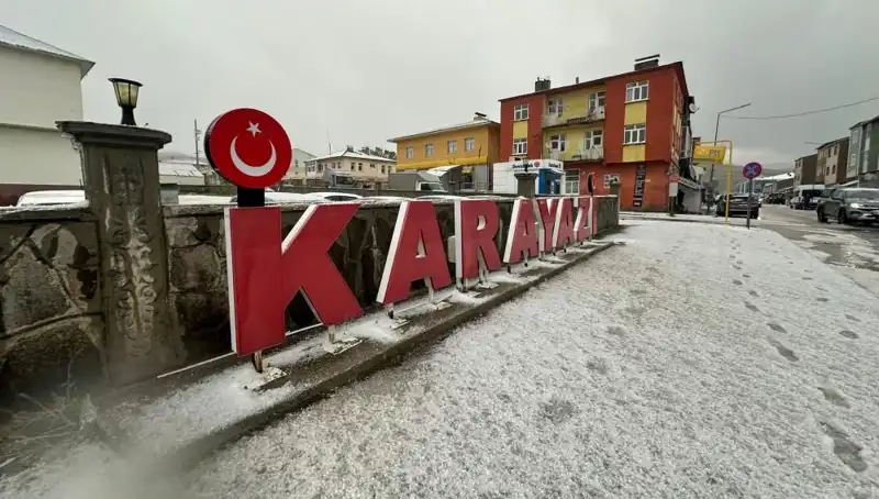 Temmuz Ayında Yollar Beyaza Büründü; Sürücüler Dondurucu Soğukta Hazırlıksız Kaldı