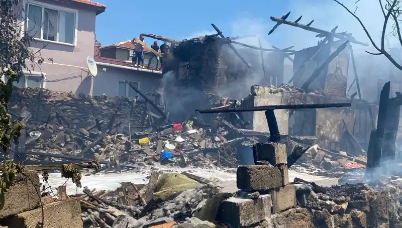 Kırklareli'nde Yangın Felaketi: İtfaiye Eri Yaralandı, Evin İki Katı Kül Oldu