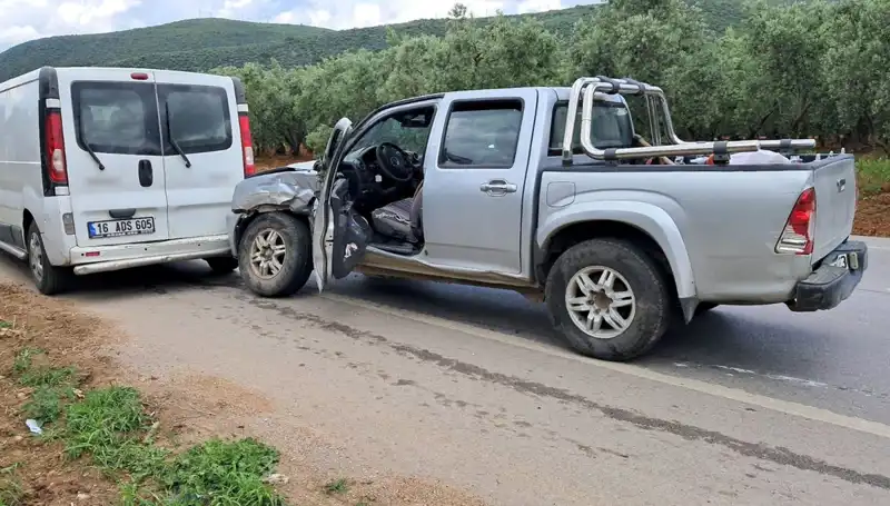 Bursa'da Feci Kaza: Minibüs ile Kamyonet Çarpıştı, İki Kişi Yaralandı