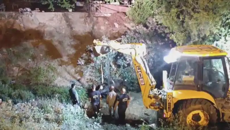 Hatay'da Sıradışı Kurtarma Operasyonu: İnek 5 Metre Derinlikten Çıkarıldı