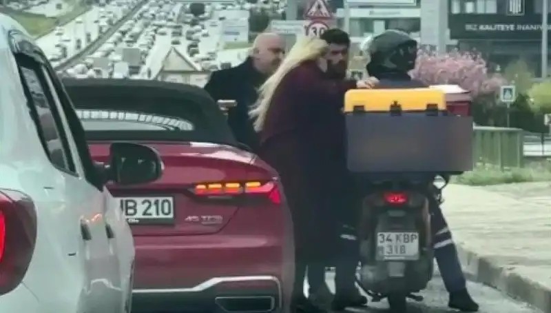 D-100'de Gerilim Dolu Bir An: Motokuryeye Silah Çeken Kişi Paniğe Neden Oldu