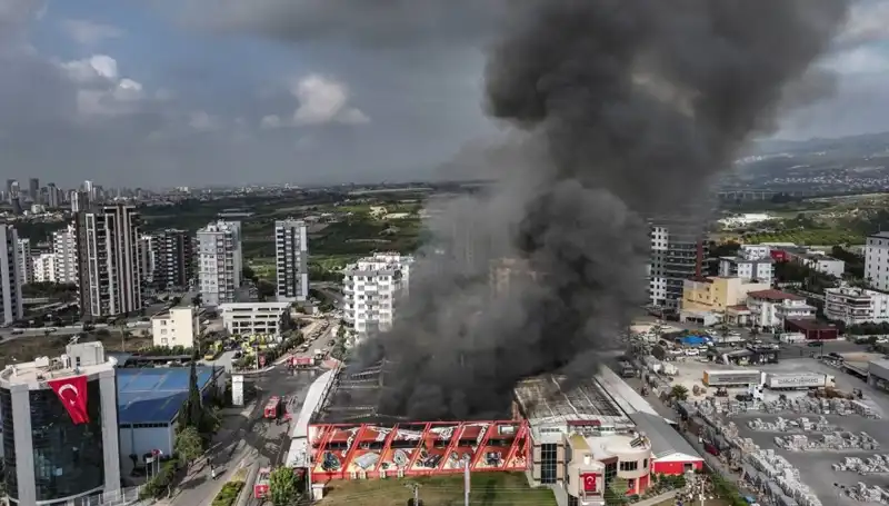 Mersin'de Fabrikada Çıkan Yangın Sırasında TOMA ve İtfaiye Seferber Oldu
