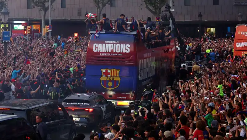 Barcelona Futbolcuları Taraftarlarıyla Unutulmaz Bir Buluşma Gerçekleştirdi