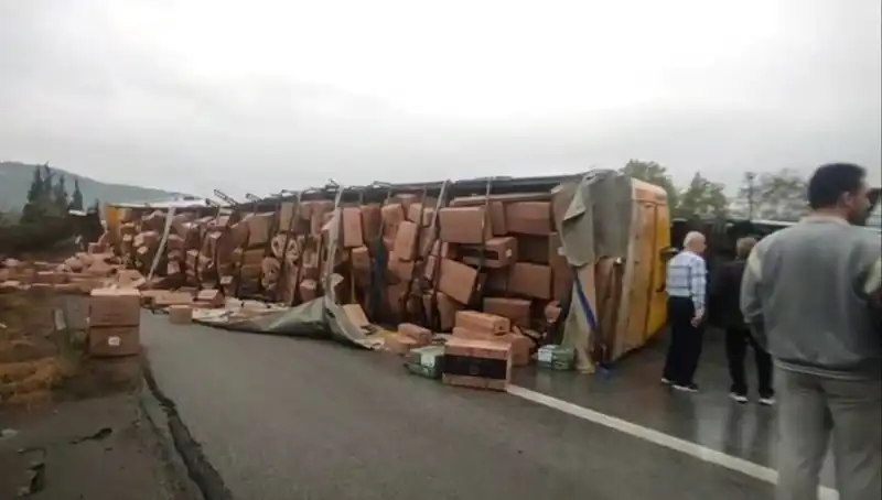 TEM'de Dev TIR Devrildi: Ankara Yolu Ulaşımına Kapandı!