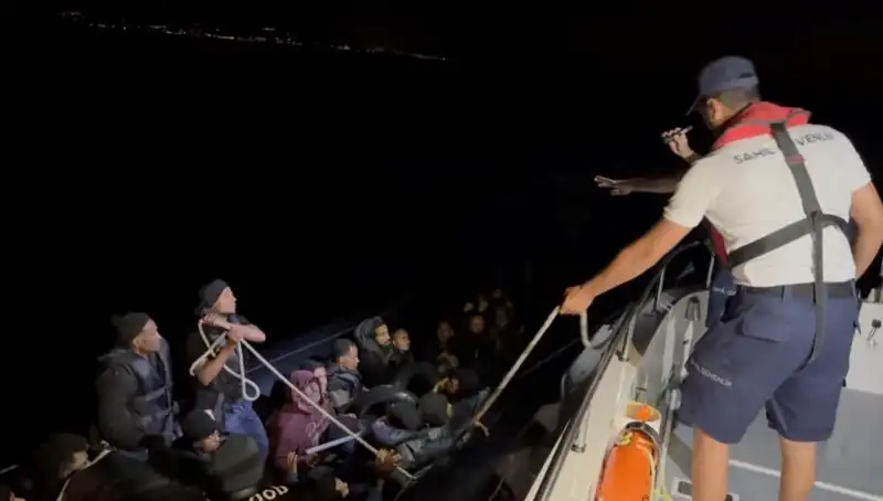 Çeşme'de Kaçak Göçmenler Denizde Sürüklenirken Kurtarıldı!
