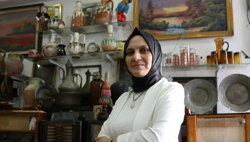 Eski Eşyaları Toplayan Kadın, Şimdi Yeni Bir İş Modeli ile Para Kazanıyor