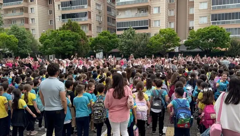 Öğrencilerden Annelere Duygusal Sürpriz: Gözyaşlarıyla Dolu Bir An