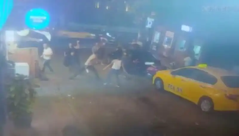Beyoğlu'nda Sıcak Saatler: Laf Atma Kavgasında Kan Döküldü