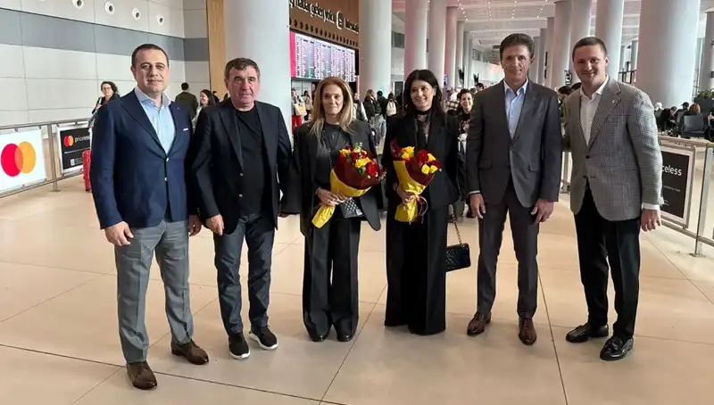 Hagi ve Popescu'nun İstanbul Ziyareti: Futbolseverleri Buluşturuyor