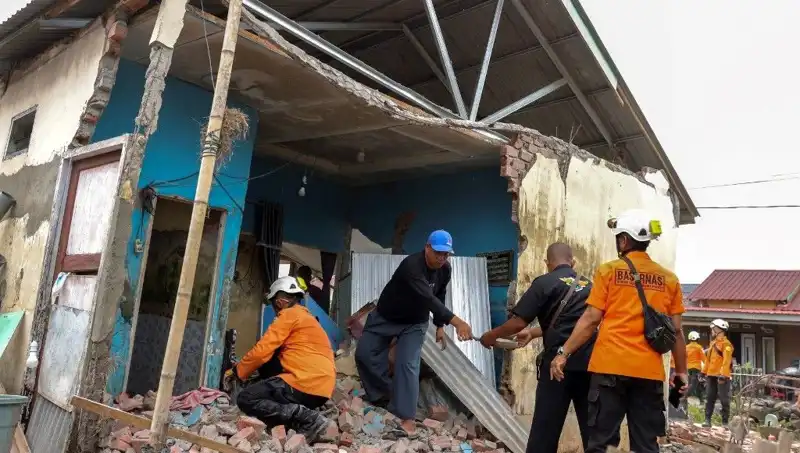 Endonezya’da Güçlü Deprem: 5,7 Büyüklüğünde 8 Ev Çöktü!