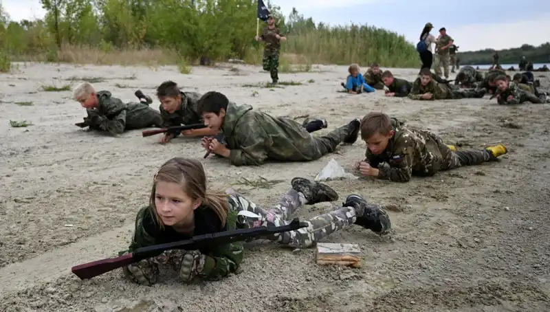 Rusya'da Küçük Yaşlı Savaşçılar: Askeri Kampta Hayatta Kalma Mücadelesi